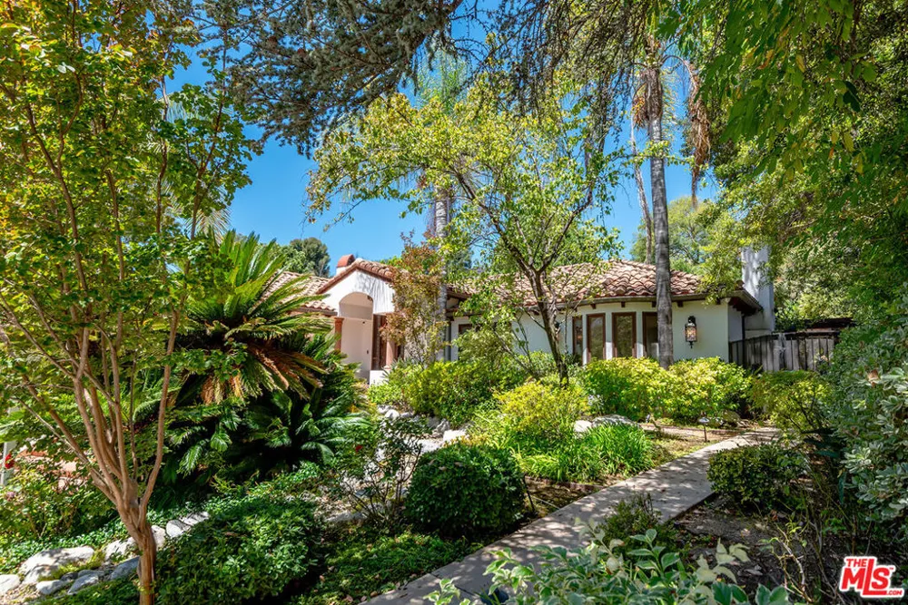 4050 Hayvenhurst Drive Encino, CA 91436