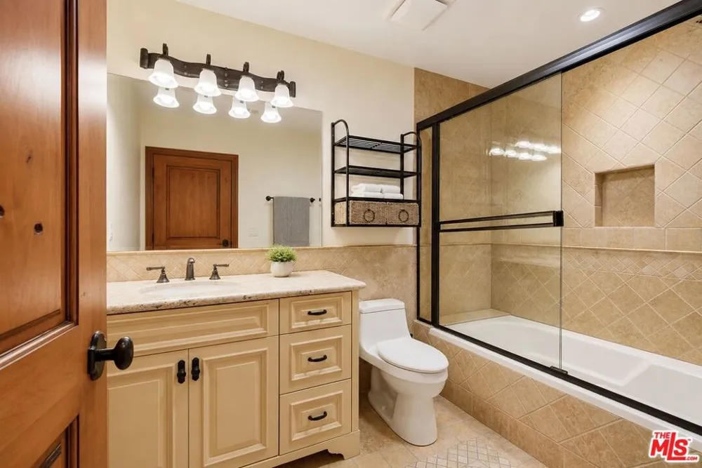 4050 Hayvenhurst Drive Encino, CA 91436