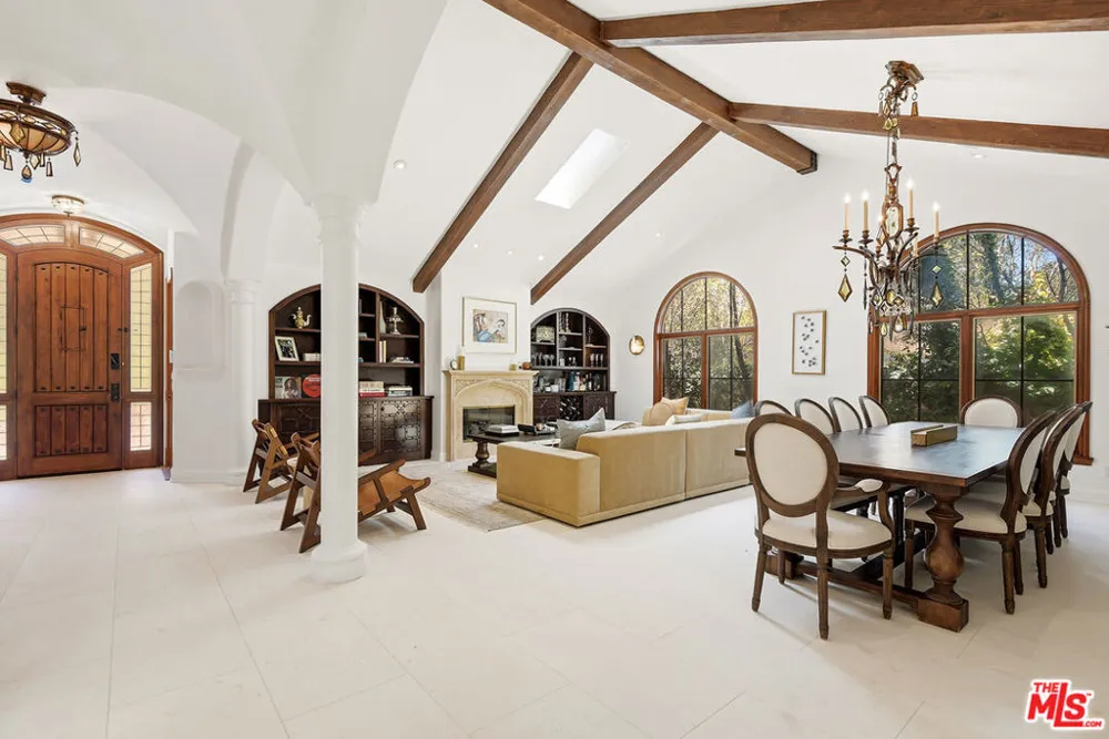 4050 Hayvenhurst Drive Encino, CA 91436