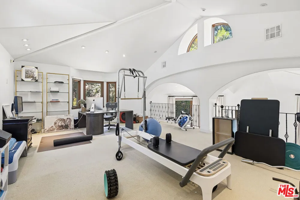 4050 Hayvenhurst Drive Encino, CA 91436