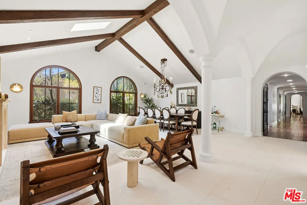 4050 Hayvenhurst Drive Encino, CA 91436