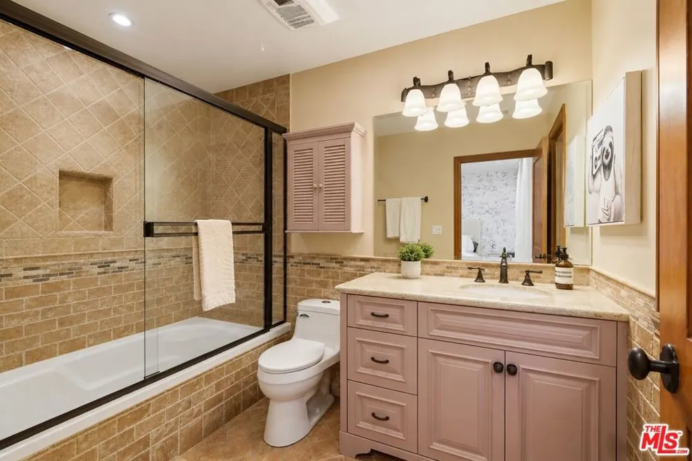 4050 Hayvenhurst Drive Encino, CA 91436