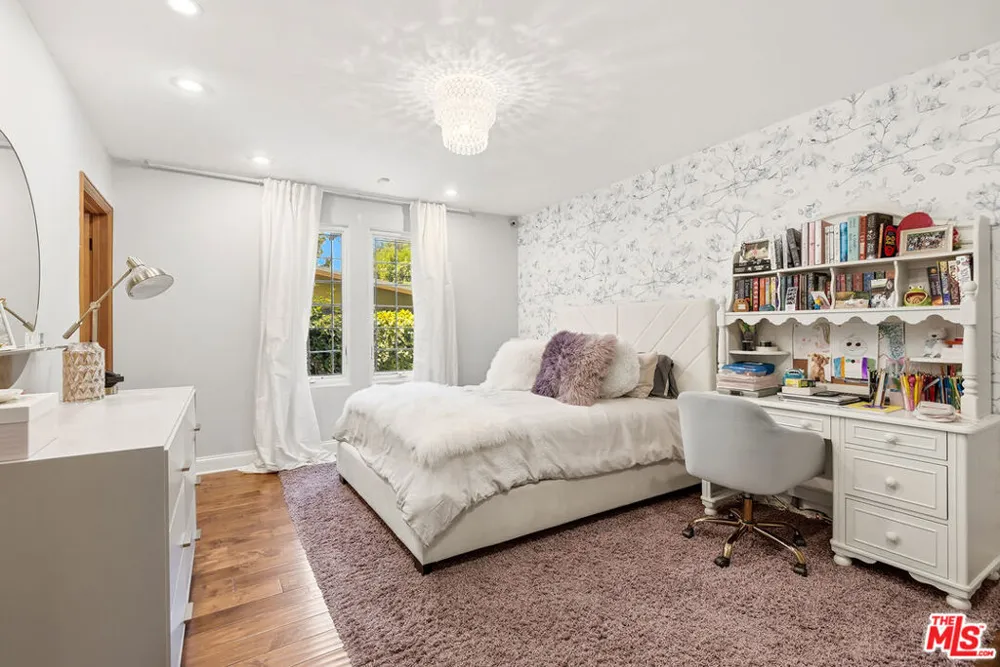 4050 Hayvenhurst Drive Encino, CA 91436