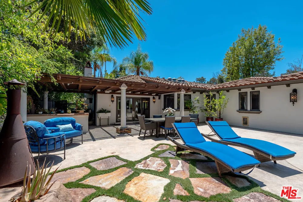 4050 Hayvenhurst Drive Encino, CA 91436