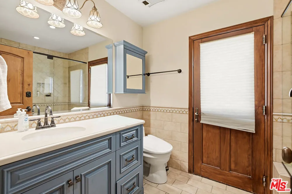 4050 Hayvenhurst Drive Encino, CA 91436