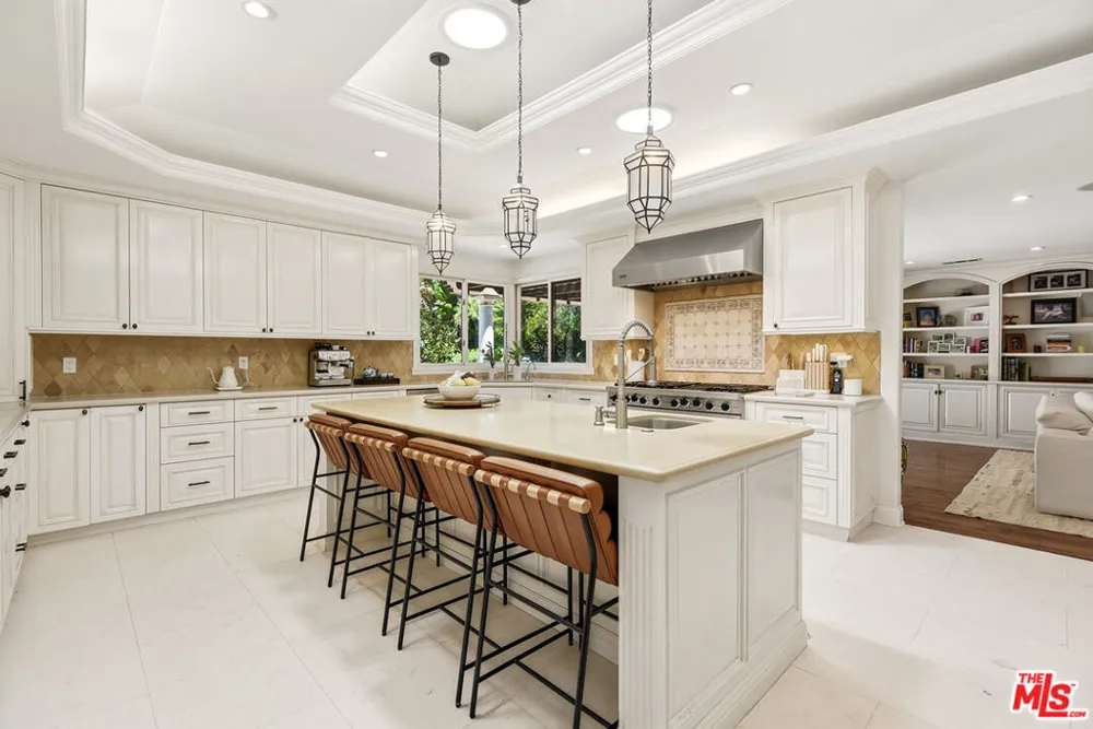 4050 Hayvenhurst Drive Encino, CA 91436