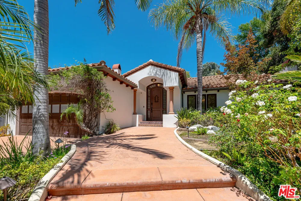 4050 Hayvenhurst Drive Encino, CA 91436