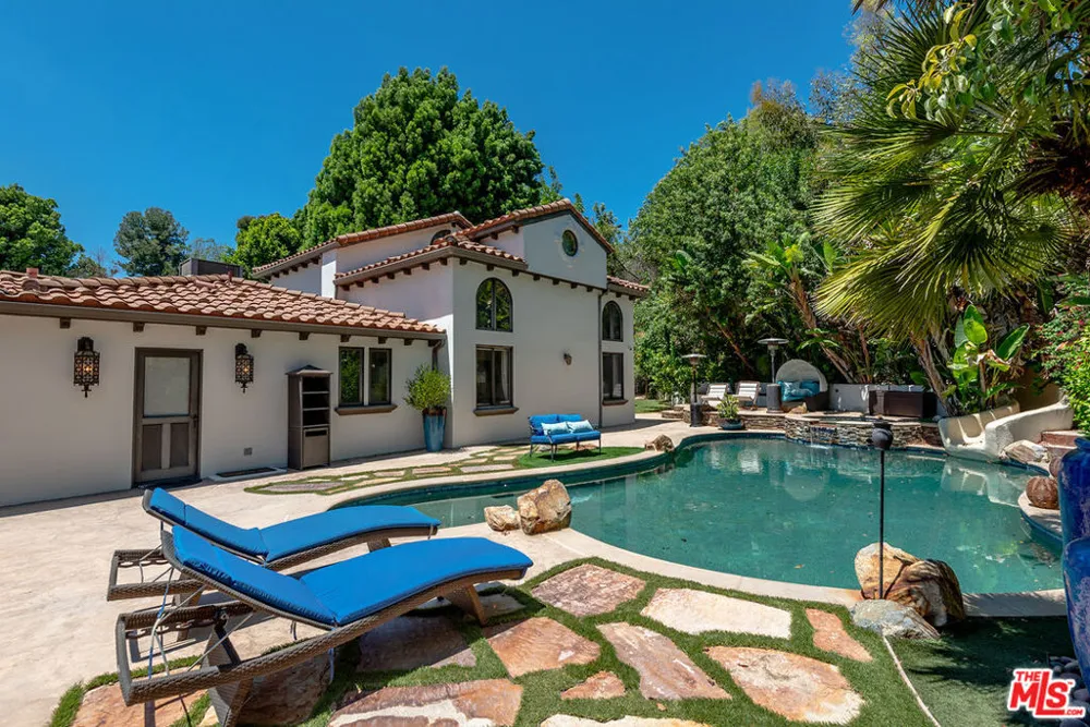 4050 Hayvenhurst Drive Encino, CA 91436