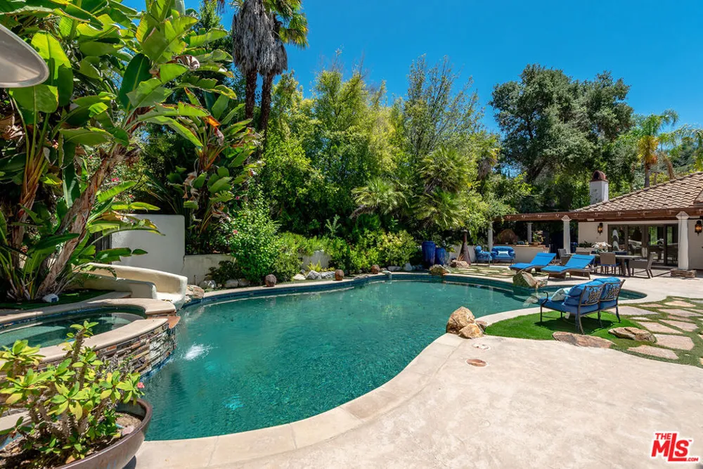 4050 Hayvenhurst Drive Encino, CA 91436