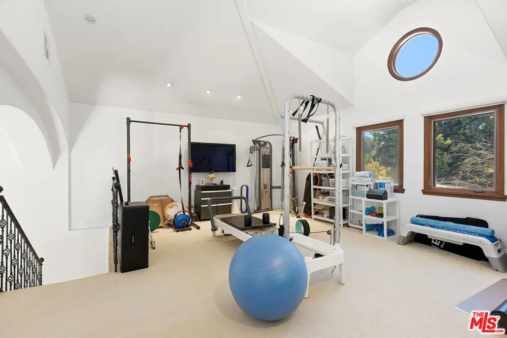4050 Hayvenhurst Drive Encino, CA 91436