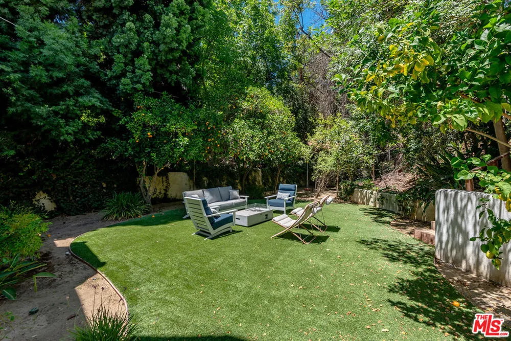 4050 Hayvenhurst Drive Encino, CA 91436