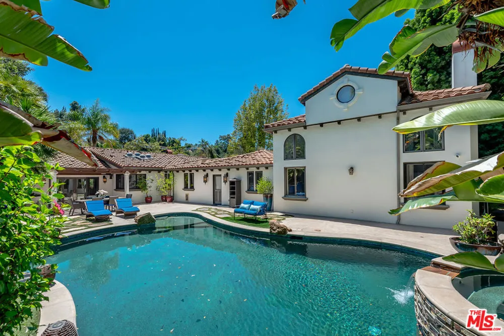 4050 Hayvenhurst Drive Encino, CA 91436