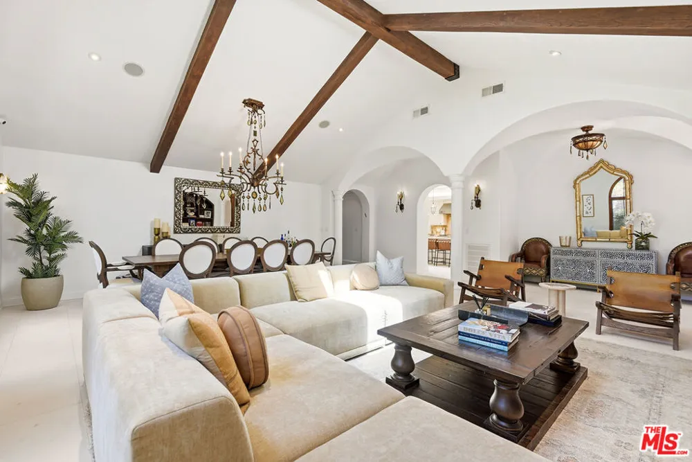 4050 Hayvenhurst Drive Encino, CA 91436
