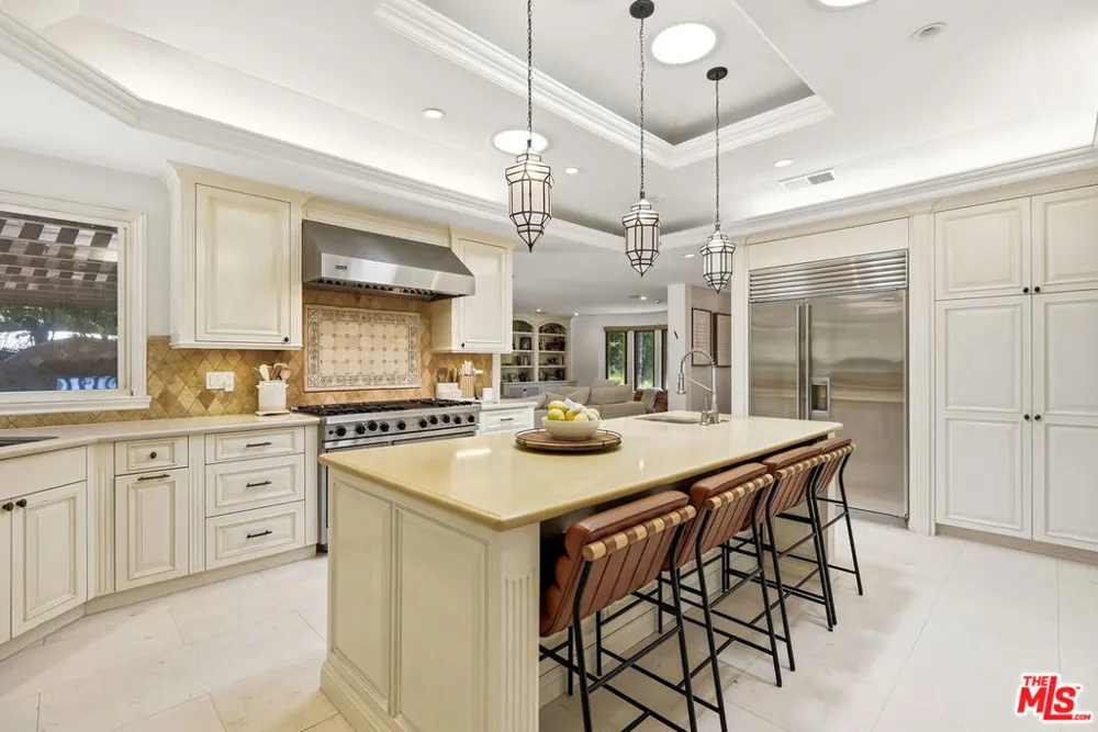 4050 Hayvenhurst Drive Encino, CA 91436