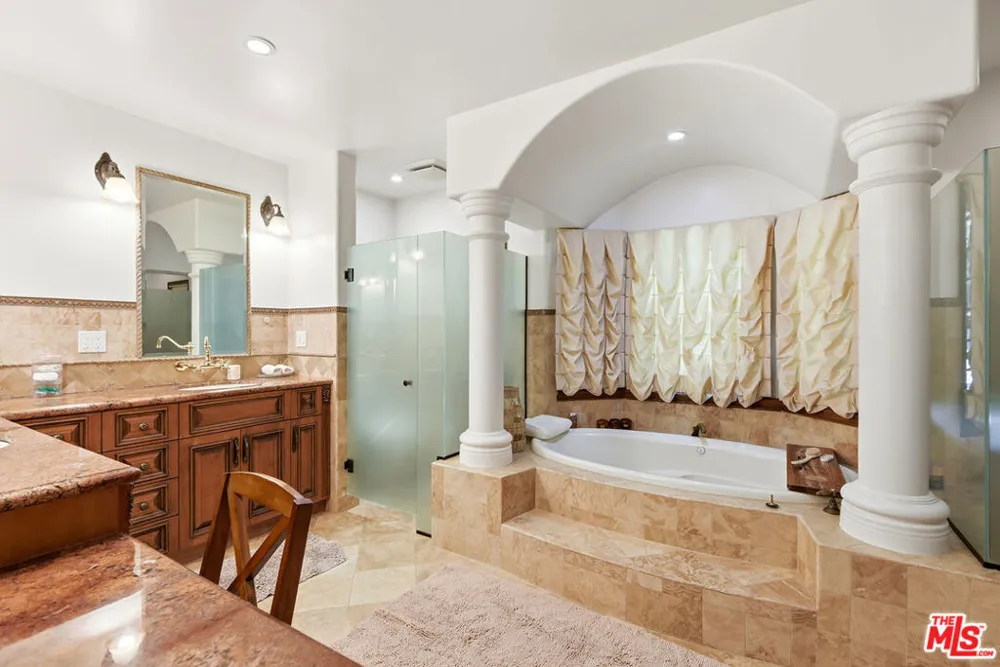 4050 Hayvenhurst Drive Encino, CA 91436