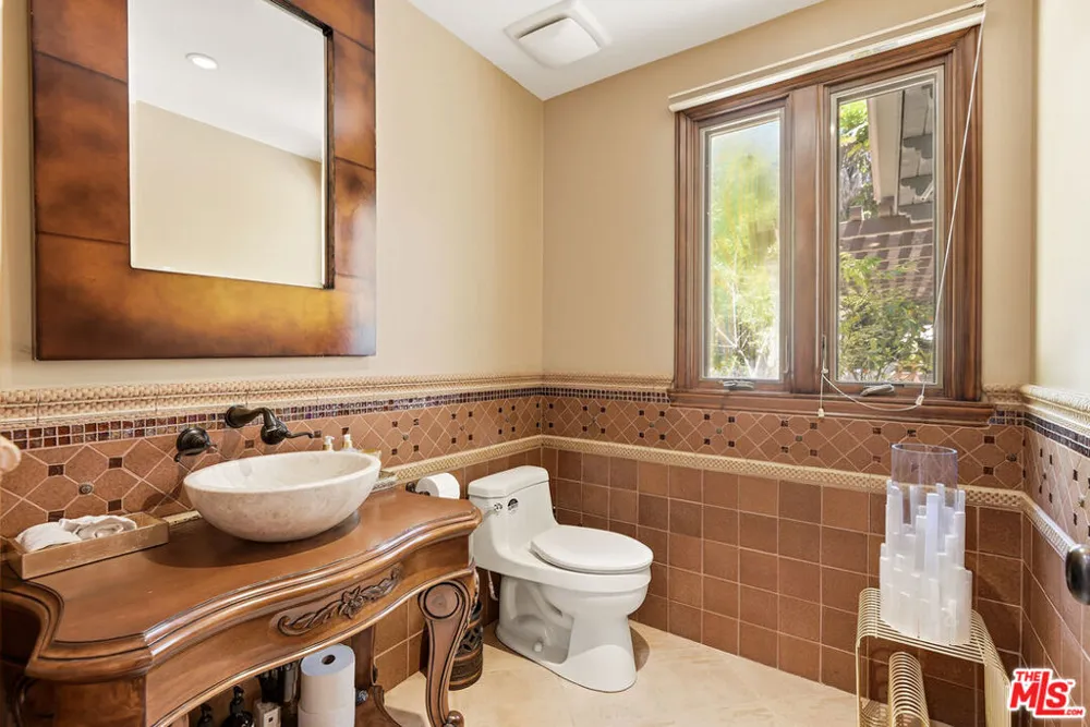 4050 Hayvenhurst Drive Encino, CA 91436