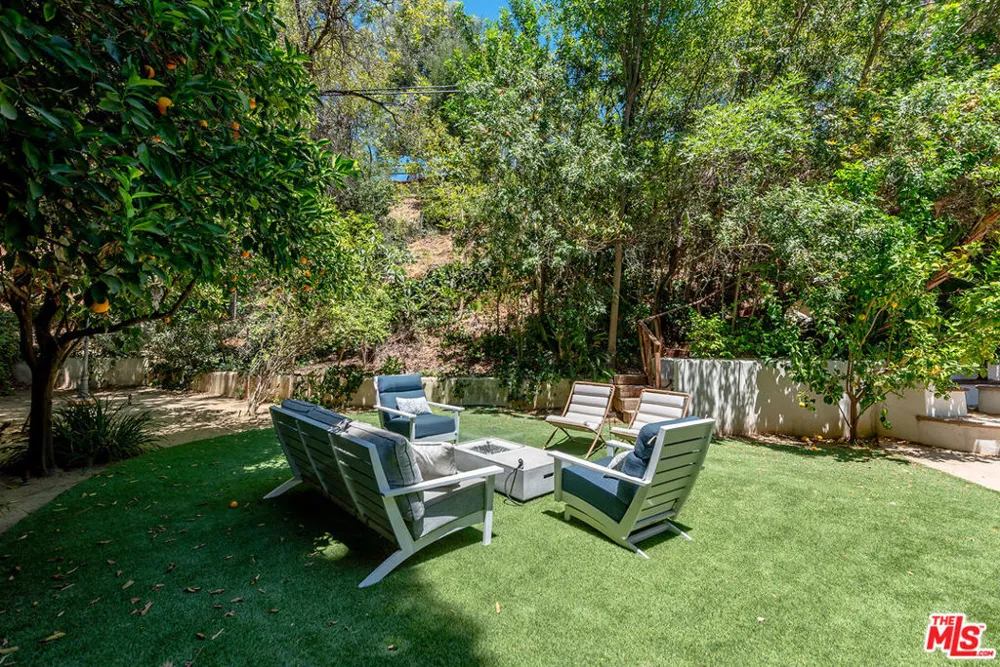 4050 Hayvenhurst Drive Encino, CA 91436