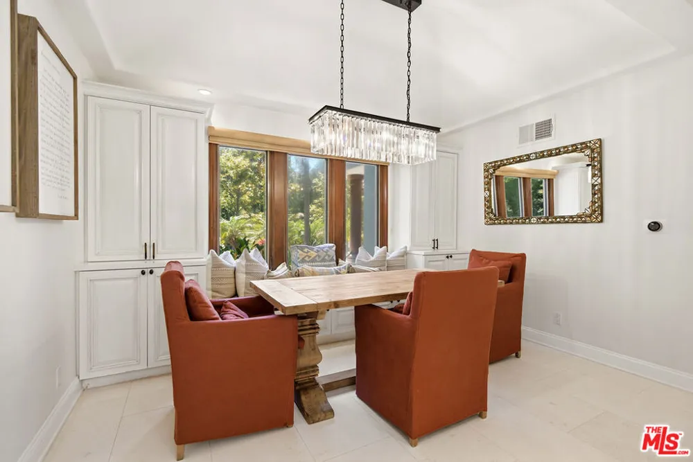 4050 Hayvenhurst Drive Encino, CA 91436