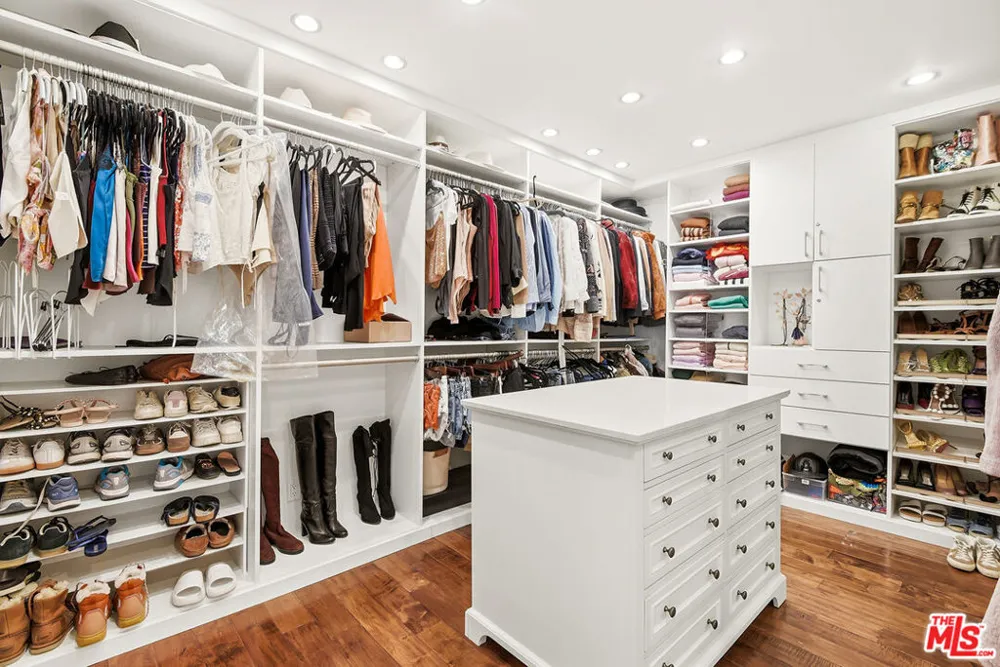 4050 Hayvenhurst Drive Encino, CA 91436
