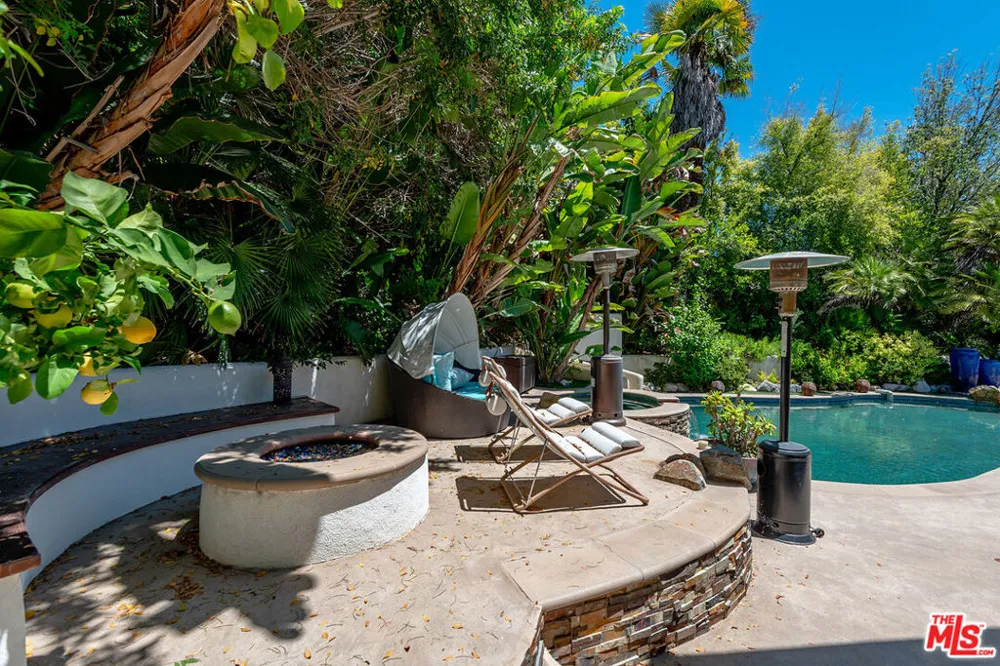 4050 Hayvenhurst Drive Encino, CA 91436
