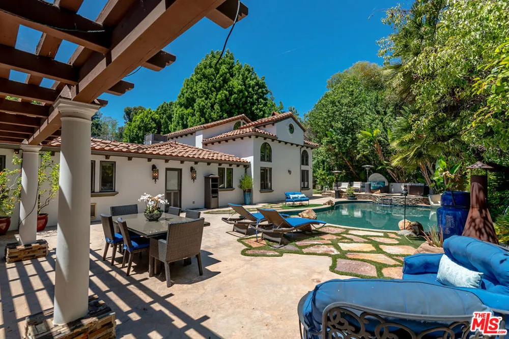 4050 Hayvenhurst Drive Encino, CA 91436