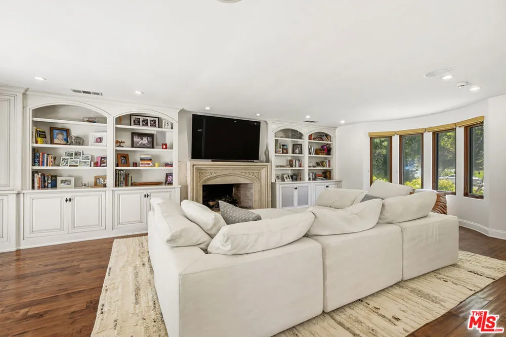 4050 Hayvenhurst Drive Encino, CA 91436