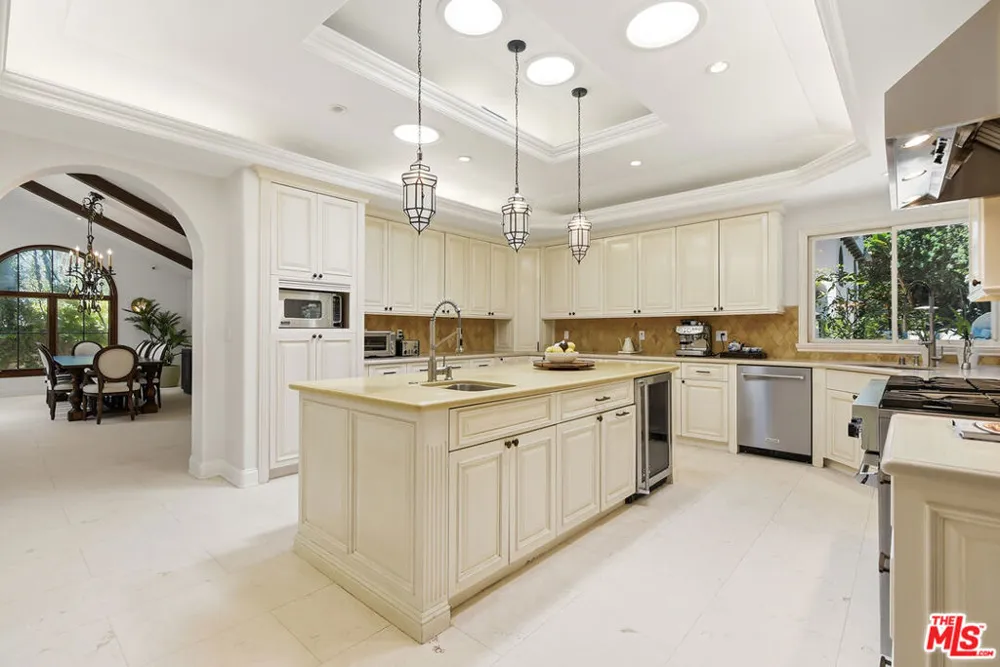 4050 Hayvenhurst Drive Encino, CA 91436