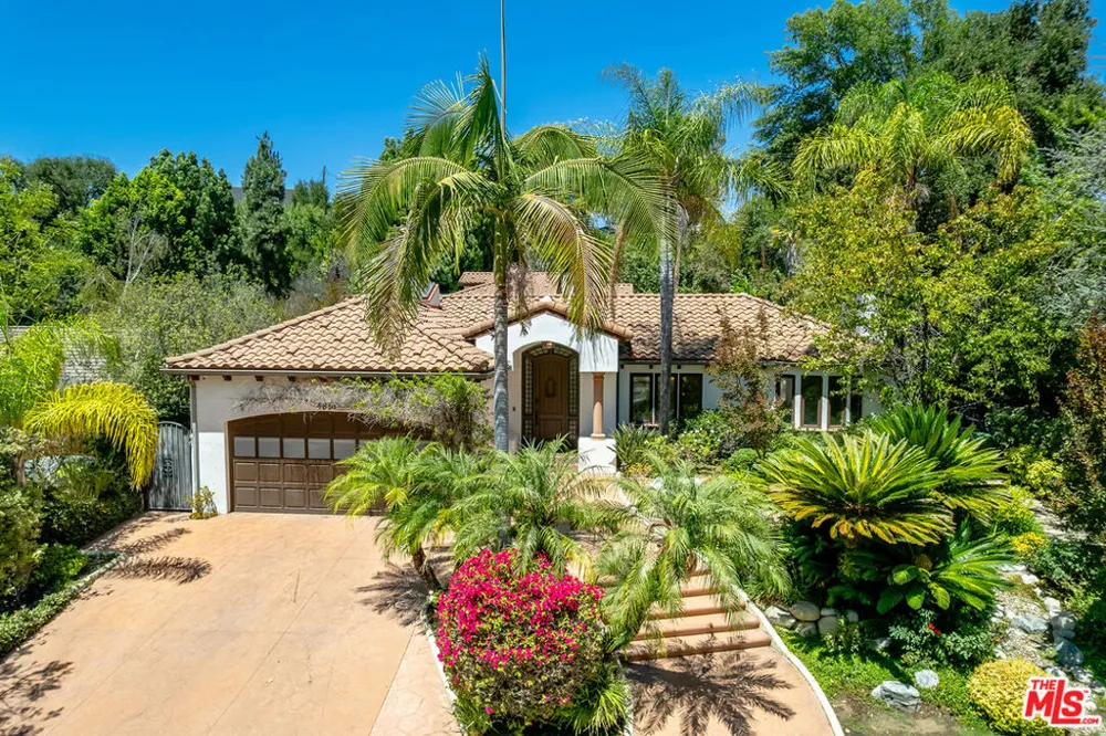 4050 Hayvenhurst Drive Encino, CA 91436