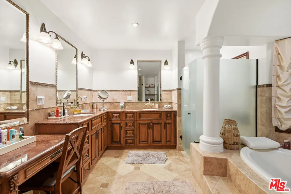 4050 Hayvenhurst Drive Encino, CA 91436