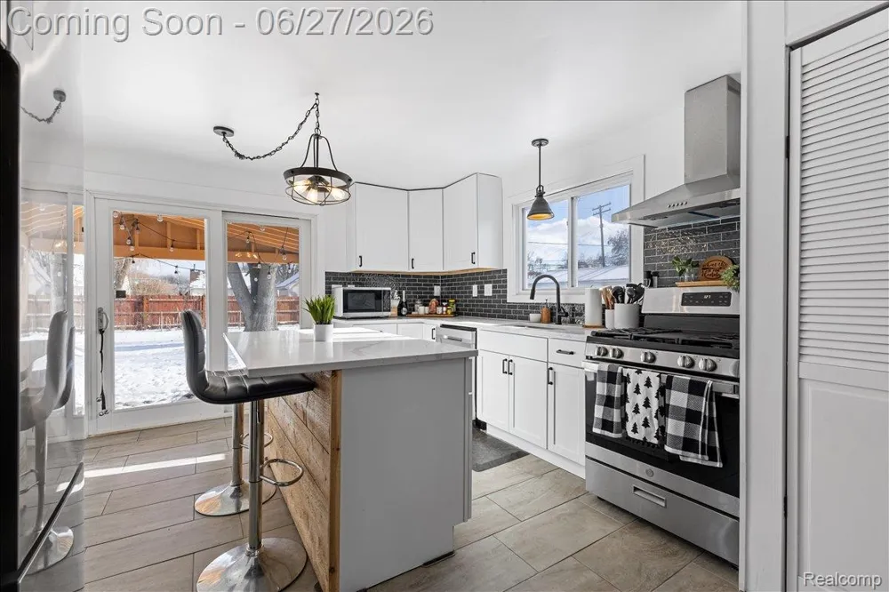 27116 Delton Street Madison Heights City, MI 48071