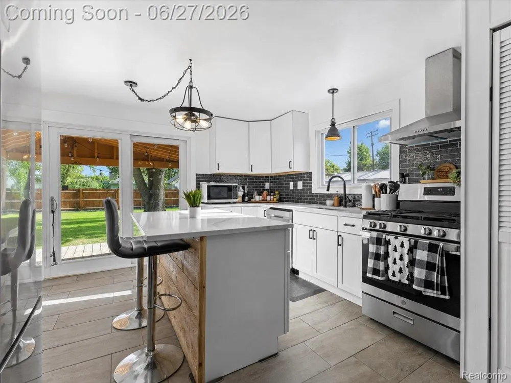 27116 Delton Street Madison Heights City, MI 48071