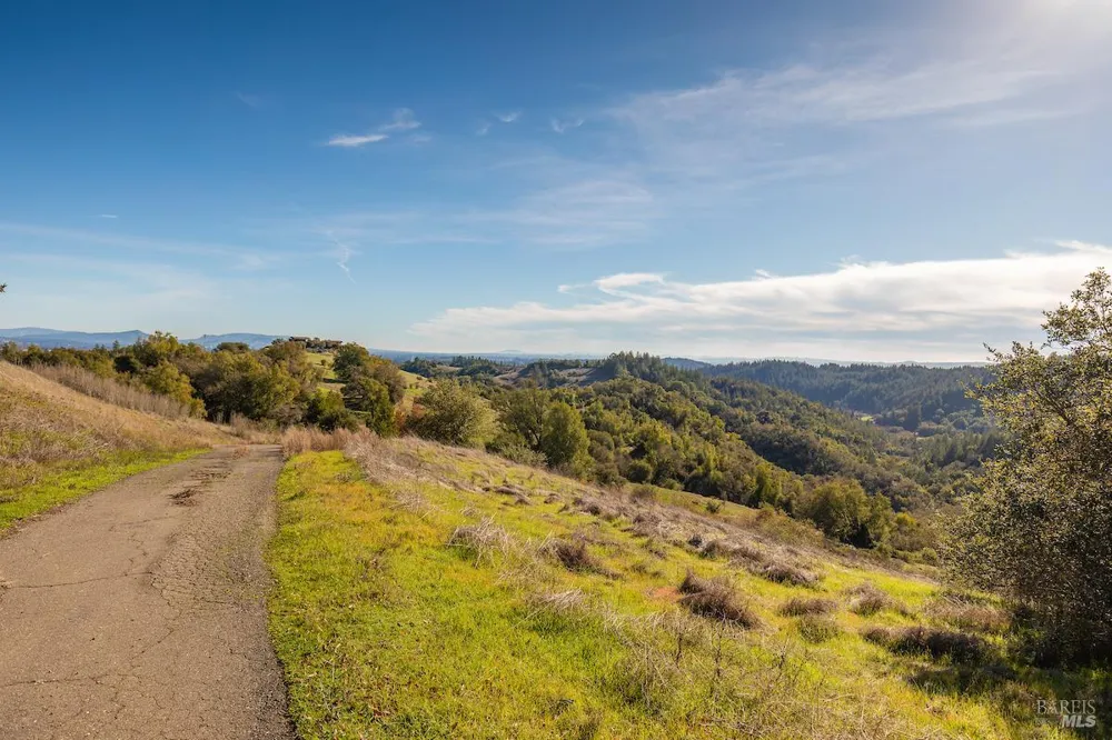 2365 Sweetwater Springs Road Healdsburg, CA 95448