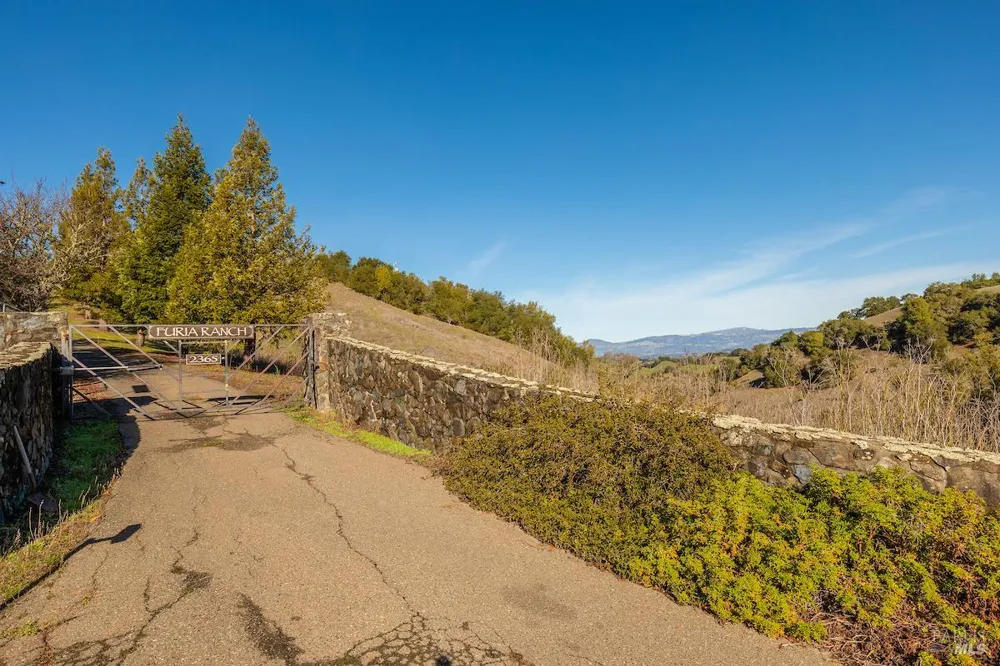 2365 Sweetwater Springs Road Healdsburg, CA 95448