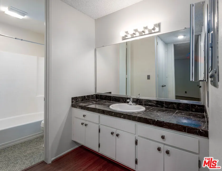 6050 Canterbury Drive #E214 Culver City, CA 90230