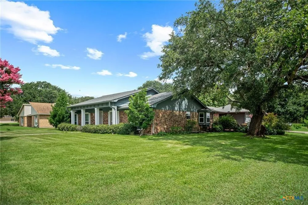 300 Green Avenue Palacios, TX 77465