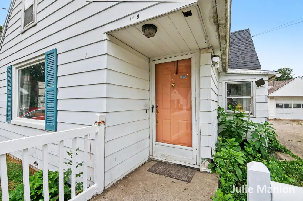 1829 Delwood Avenue SW Wyoming, MI 49509