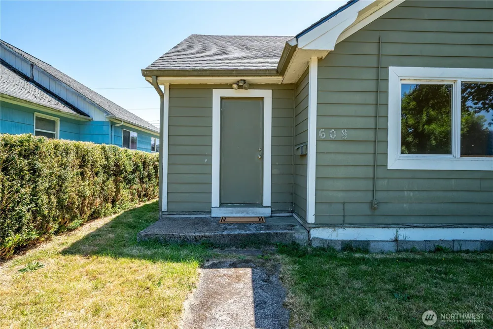 608 16th Avenue Longview, WA 98632