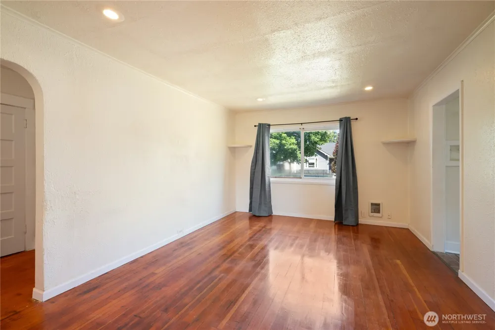608 16th Avenue Longview, WA 98632