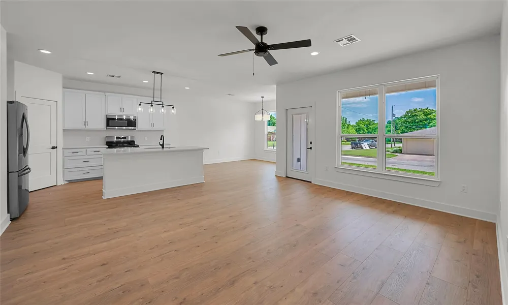 806 S Avenue Q Clifton, TX 76634