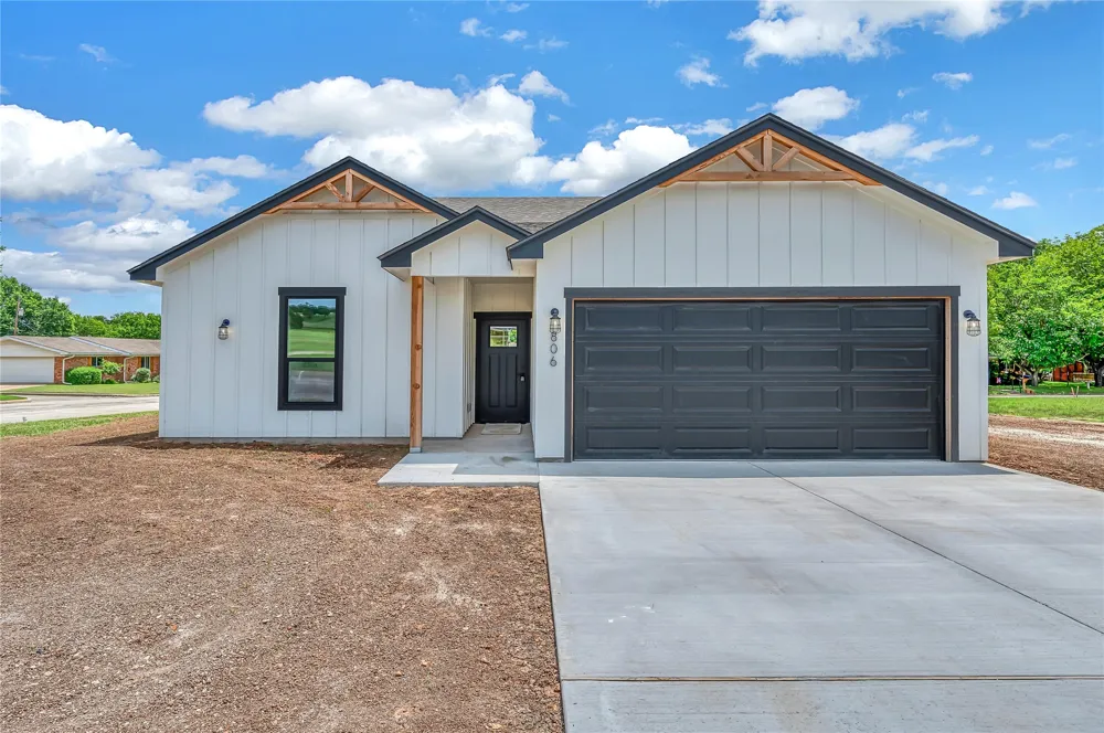 806 S Avenue Q Clifton, TX 76634
