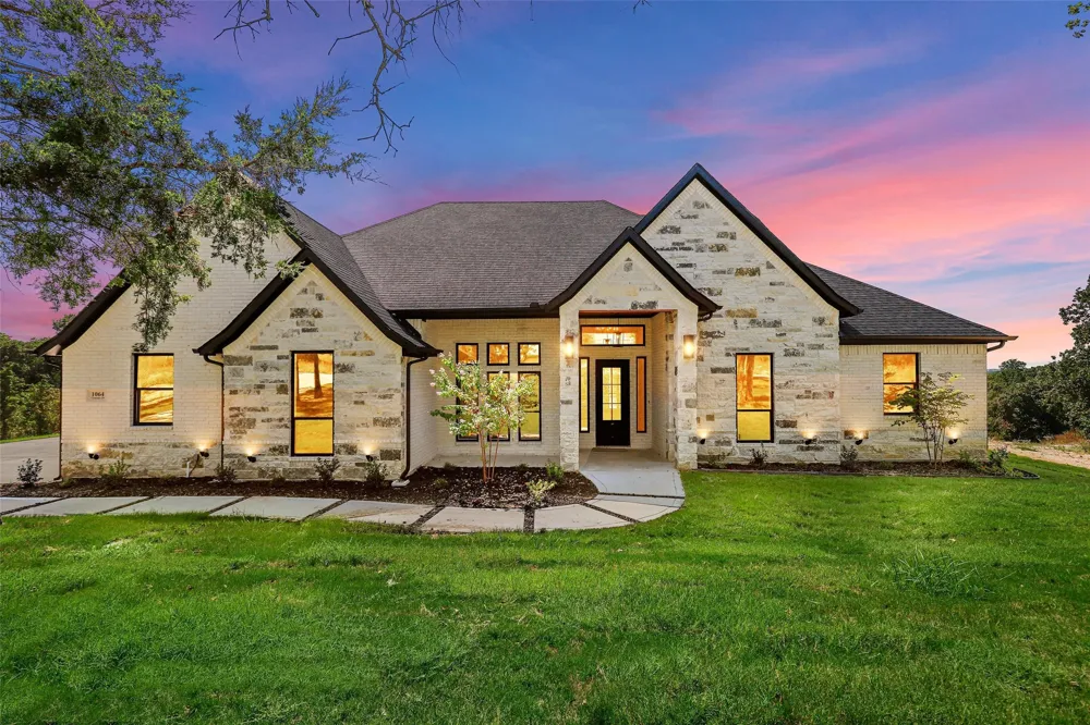 1064 Glenoaks Drive Weatherford, TX 76088