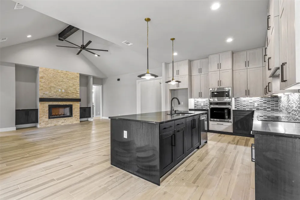 1064 Glenoaks Drive Weatherford, TX 76088