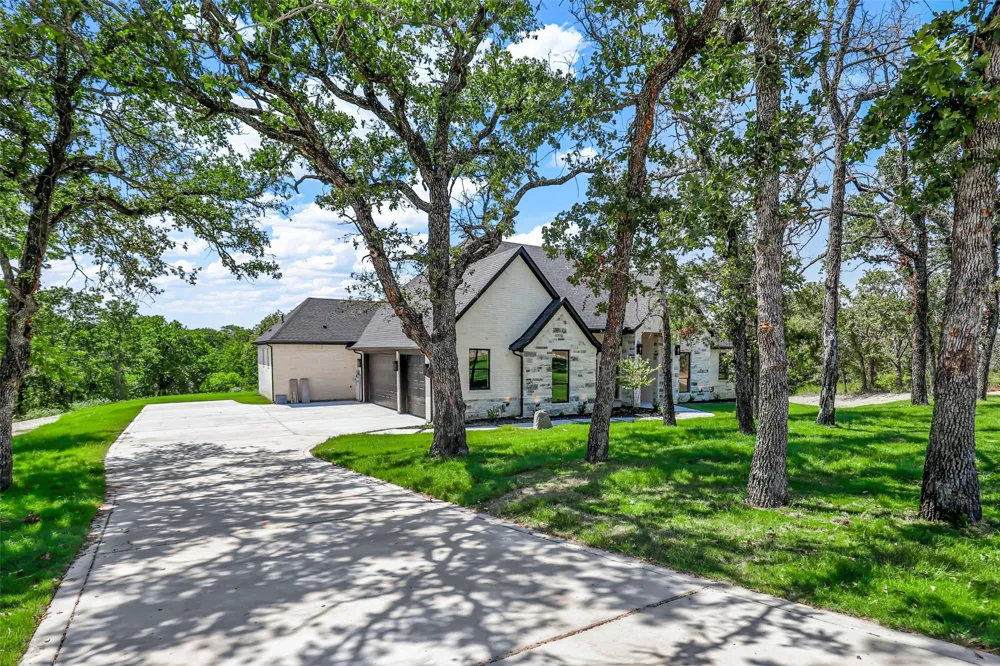 1064 Glenoaks Drive Weatherford, TX 76088