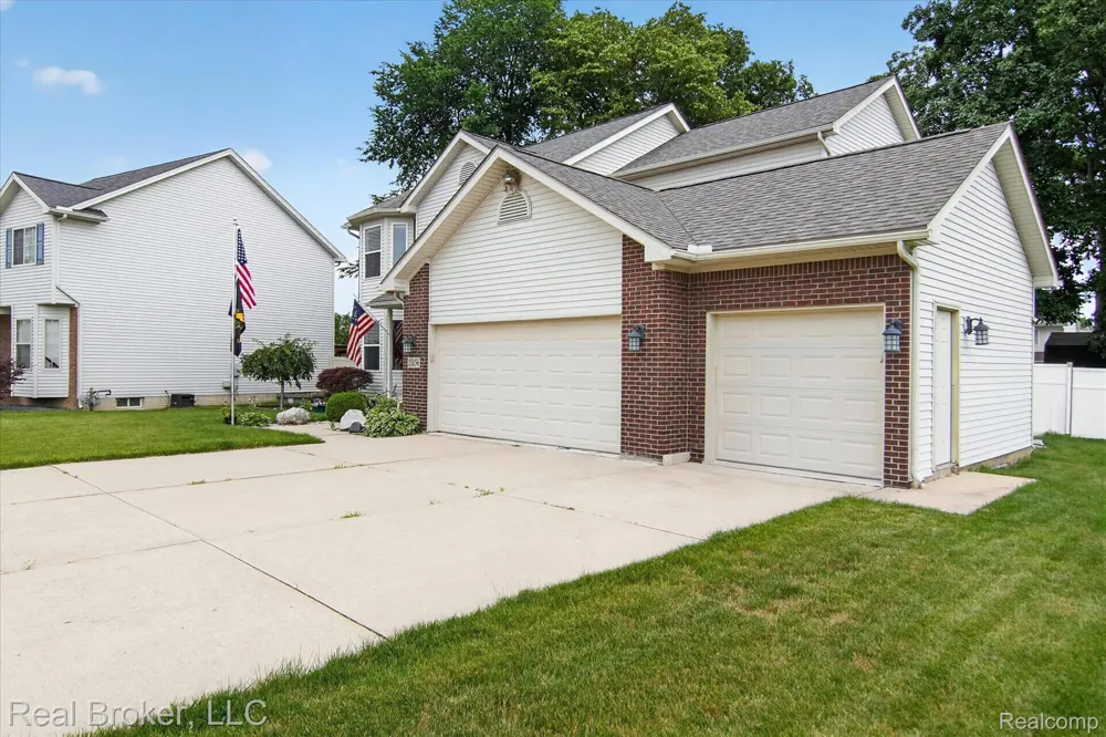 15156 Oak Valley Lane Monroe Charter Township, MI 48161