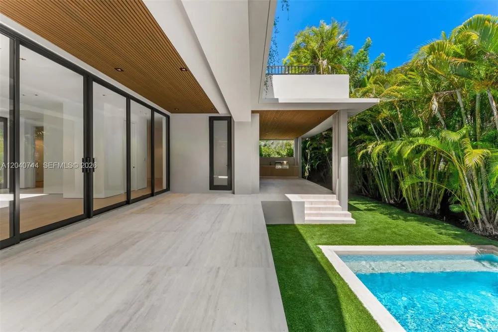 165 Hampton Ln Key Biscayne, FL 33149