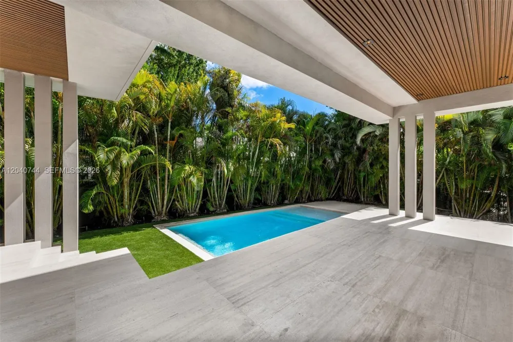 165 Hampton Ln Key Biscayne, FL 33149