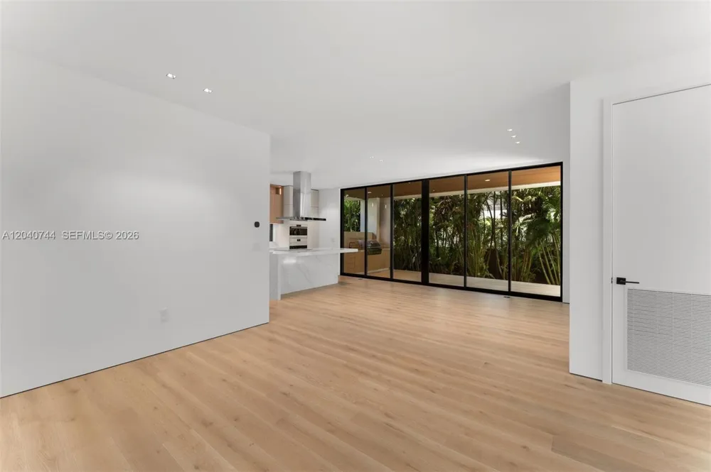 165 Hampton Ln Key Biscayne, FL 33149