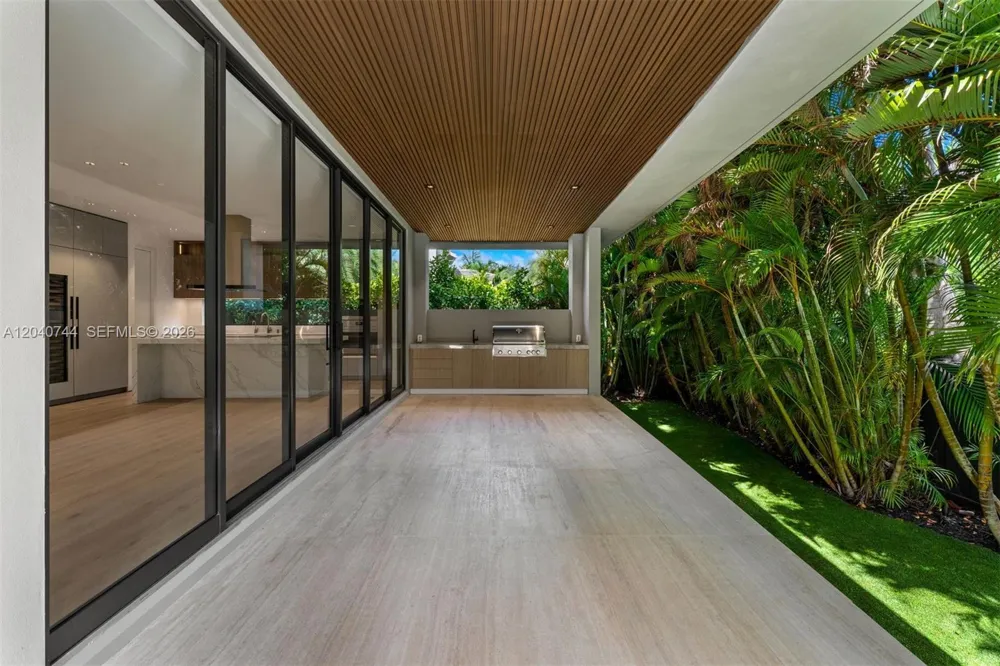 165 Hampton Ln Key Biscayne, FL 33149