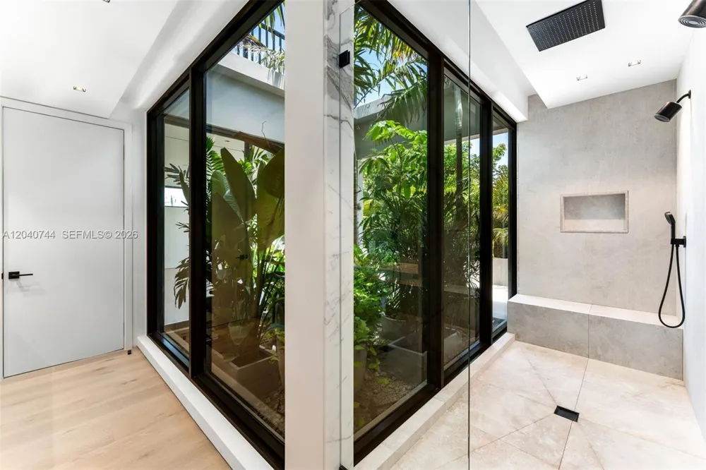 165 Hampton Ln Key Biscayne, FL 33149