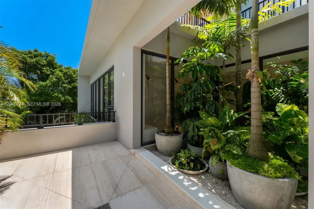 165 Hampton Ln Key Biscayne, FL 33149